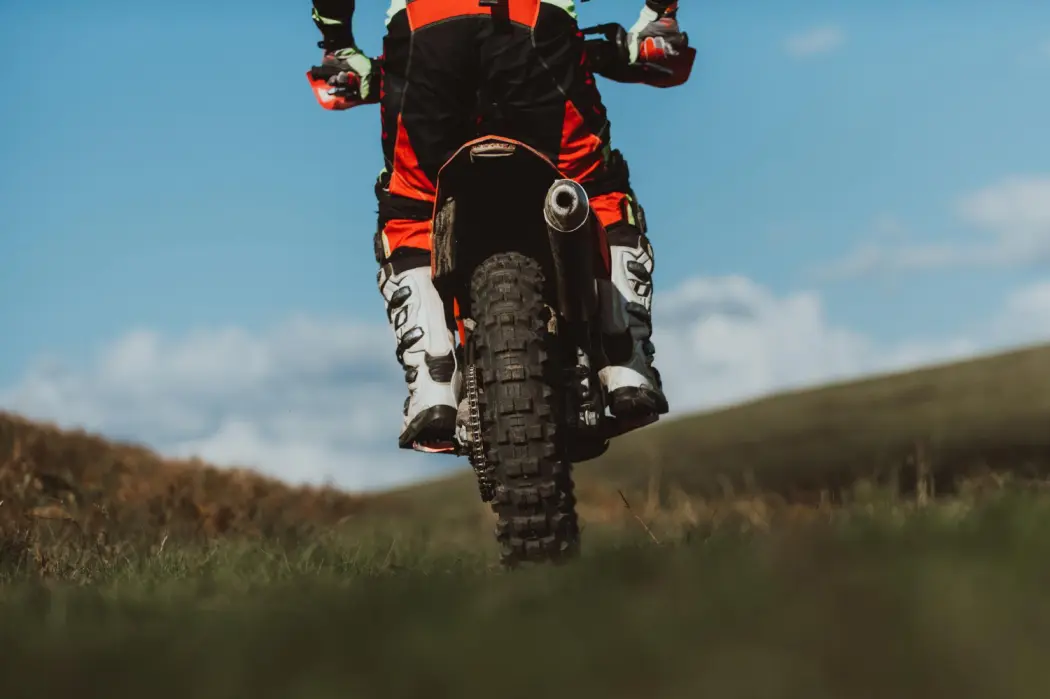 Transport drugiego kasku na motocyklu jak uniknąć uszkodzeń?