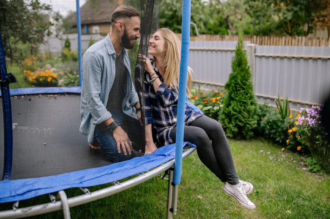 Czy warto kupić trampolinę ogrodową do skakania?