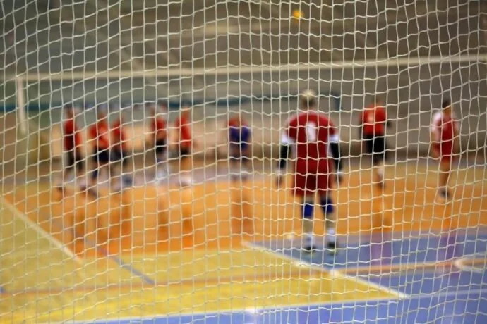 Siatki sportowe i ochronne – zastosowanie na obiektach publicznych i prywatnych