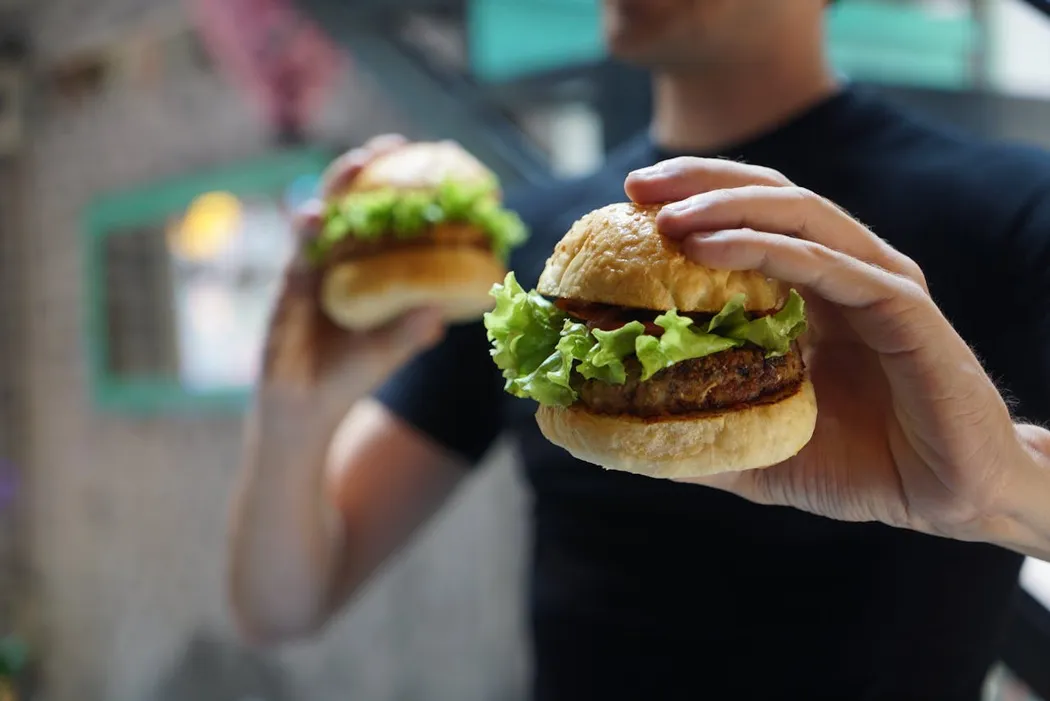 Jak zmieniały się burgery w Poznaniu na przestrzeni lat? Historia i trendy kulinarne