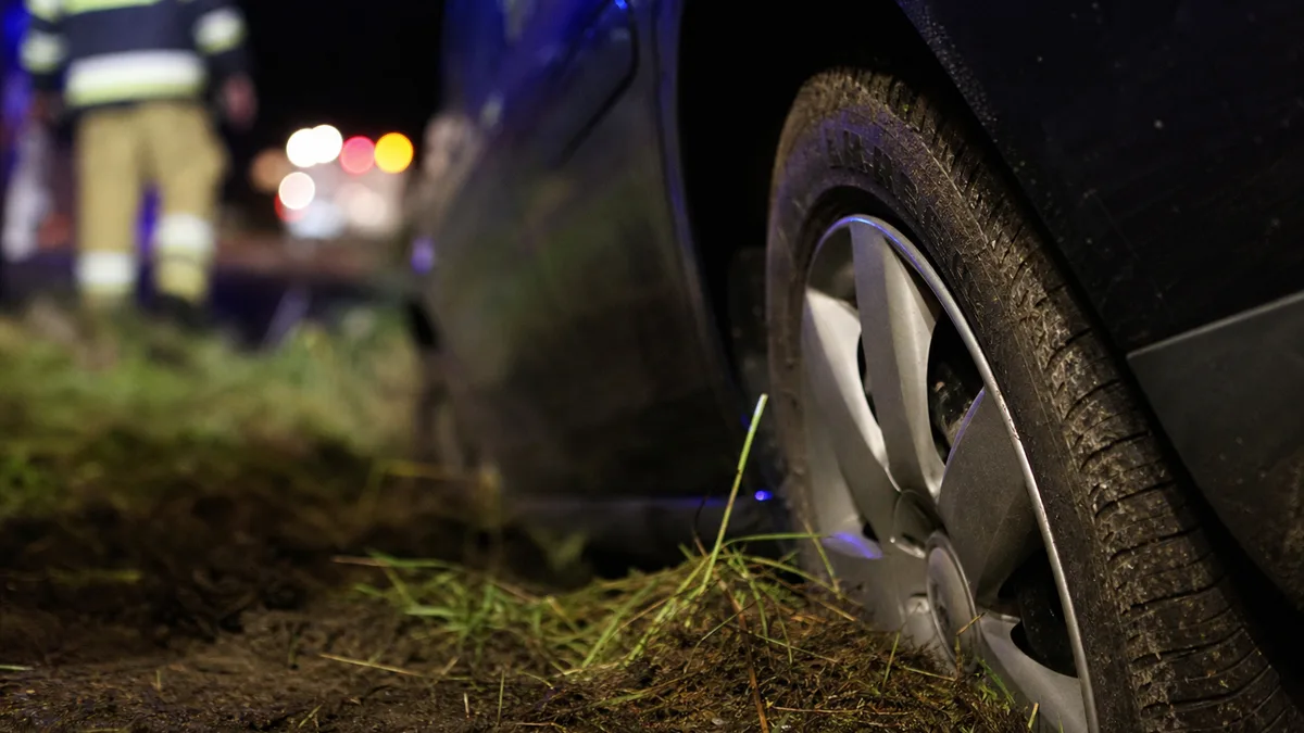 Wjechał mercedesem do rowu. W środku miał rewolwer wymagający pozwolenia