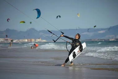 Co jest potrzebne do kitesurfingu? Sprzęt i umiejętności, od których warto zacząć