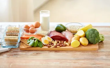 Czym wyróżnia się catering z dietą wysokobiałkową na tle standardowych zestawów pudełkowych i komu przyniesie najlepsze efekty?