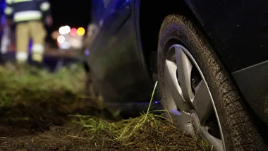 Wjechał mercedesem do rowu. W środku miał rewolwer wymagający pozwolenia