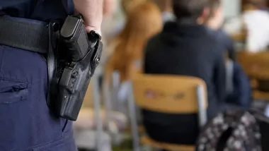 Policjanci z Młynar odwiedzili uczniów. Mówili o drodze do szkoły