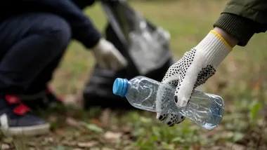 W Pasłęku znaleźli mniej plastiku i puszek. Uczniowie posprzątali trasę