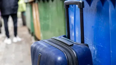 Walizka przy wiacie śmietnikowej. Policja szuka kobiety z Elbląga