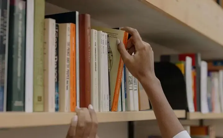 Warsztaty z Marianną Oklejak: Kolorem w mrok — łapacze barw dla dzieci