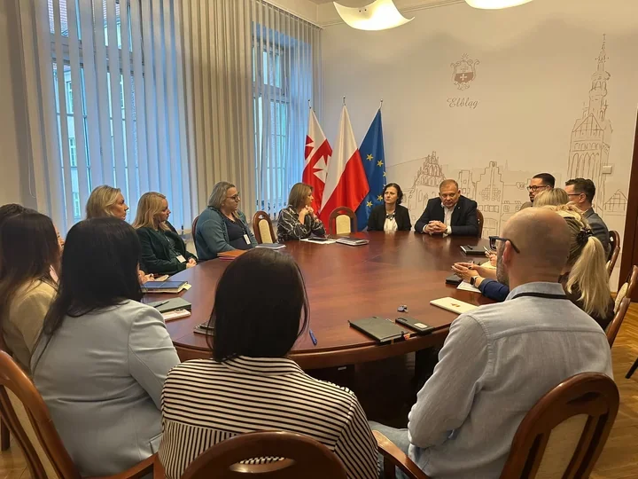 Patrole policji przy elbląskich szkołach. Zaostrzono procedury wejścia