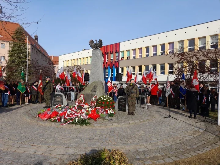 Elbląg odda hołd żołnierzom Armii Krajowej – uroczysty apel przy pomniku