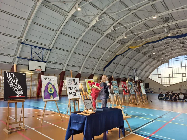 Plakaty Janusza Kozaka zamieniły salę III LO w opowieść o Elblągu