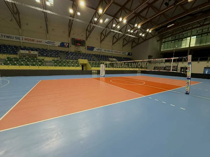 Nowa mobilna wykładzina na hali przy Al. Grunwaldzkiej - boiska gotowe na transmisje