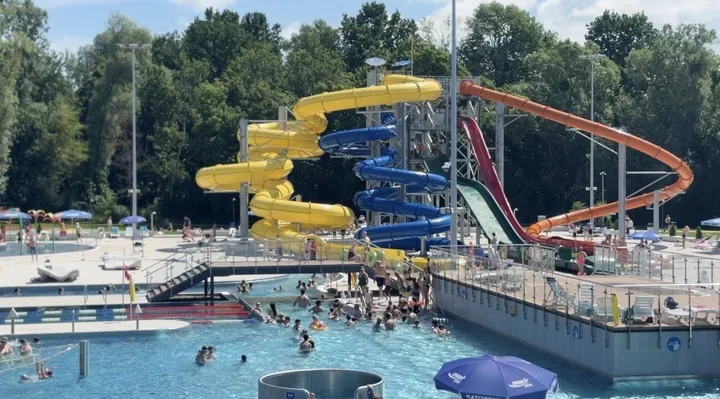 Park Wodny Dolinka na letni piątek. Baseny, zjeżdżalnie i relaks
