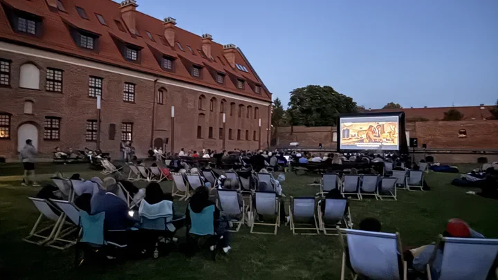 Wyścigi pod gwiazdami. „F1: Film” w Letnim Kinie pod Chmurką