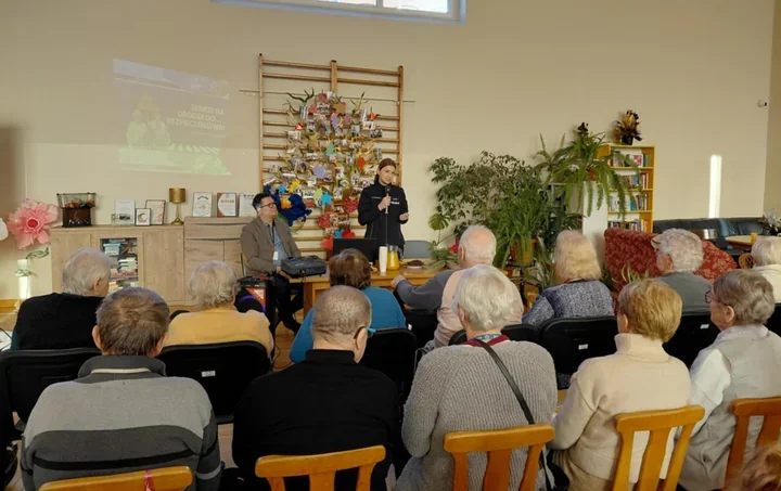 Seniorzy w Dziennym Domu na Zamkowej otrzymali odblaski - akcja na rzecz bezpieczeństwa