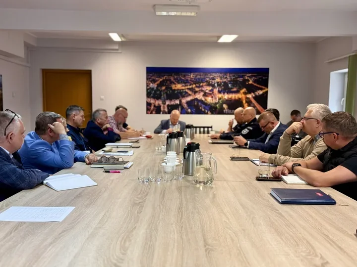Kryzysowy sztab w Elblągu podniósł gotowość. Wiatr i wezbrania pod lupą