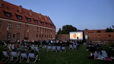 Film, gofry i popcorn pod gwiazdami. Letnie kino wraca do Elbląga