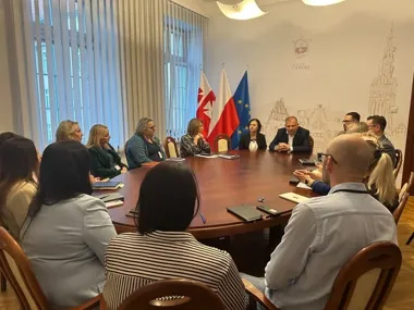 Patrole policji przy elbląskich szkołach. Zaostrzono procedury wejścia