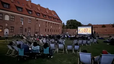 Wyścigi pod gwiazdami. „F1: Film” w Letnim Kinie pod Chmurką