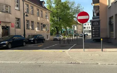 Na Czerwonego Krzyża ruch odwrócony. Kierowcy jadą inaczej przez remont torów