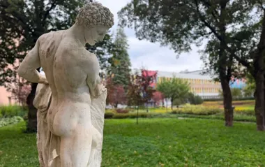 Kolejna przeprowadzka zabytkowego Tezeusza. Posąg ustawiono obok Achillesa