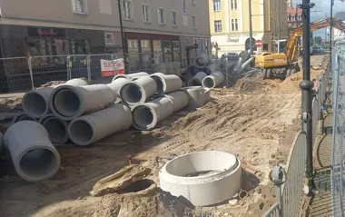Pod torowiskiem przy 1 Maja odkryto poważne szkody. Trwa dodatkowy zakres robót