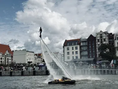 Flyboard, banan i nocny finał. Elbląg szykuje wodne widowisko