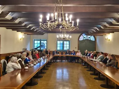 Seniorzy z Elbląga i Olsztyna szukają wspólnego języka. Był też spacer po Starym Mieście