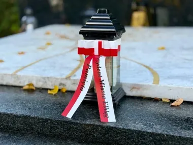 Znicze od prezydenta Elbląga zapłonęły przy grobach zasłużonych i miejskich pomnikach