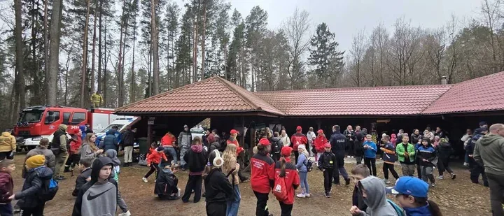 400 osób ruszyło do lasu - wagary z dzielnicowym zaskoczyły Młynary