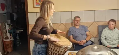 W Tolkmicku uczestnicy WTZ zagrali wspólny rytm. Pomogły bębny i handpan