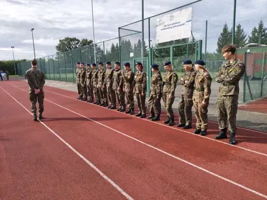 Absolwent wrócił do szkoły w Pasłęku. Poprowadził szkolenie z musztry