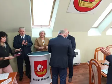 Marek Zamojcin z odznaką za zasługi dla powiatu elbląskiego