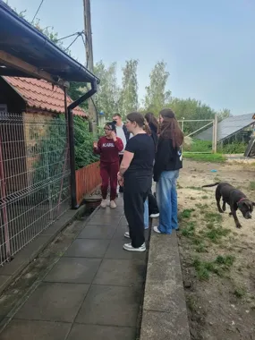 Uczniowie przywieźli pomoc do schroniska. W „Ps im Raju” jest 140 zwierząt
