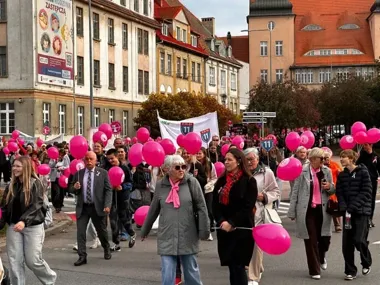 Setki osób przeszły przez Elbląg. Marsz zakończył się nauką samobadania