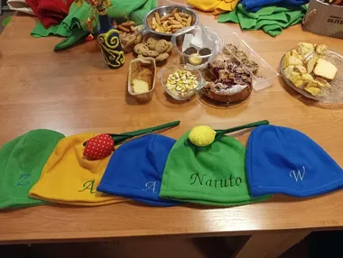 Czapki uszyte własnymi rękami. Uczestnicy ŚDS poznali pracę krawca