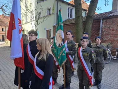 Kadeci z Pasłęka stanęli przy Katyńskim pomniku w ciszy i wojskowym rygorze