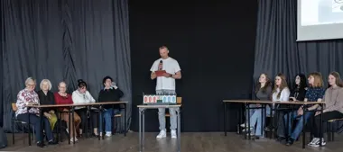 W Pasłęku seniorzy i uczennice sprawdzili pamięć do hitów lat 70.