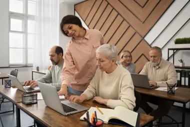 Młodzi uczą seniorów o cyberbezpieczeństwie – szkoły mogą się zgłaszać do programu
