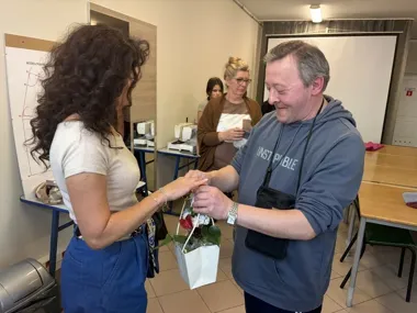 Uczennice i uczestnicy WTZ szyli razem kosmetyczki – warsztaty krawieckie w praktyce