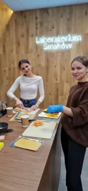 Sushi zamiast szkolnej rutyny. Uczniowie ZSEiT ćwiczyli precyzję i smak