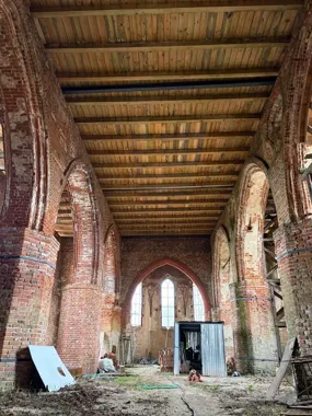 Gotycka ruina w Fiszewie odzyskuje dach i dawną bryłę