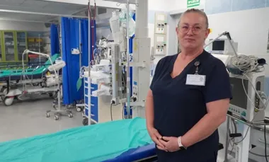 Na SOR-ze w Elblągu liczy się też cicha pomoc. Pacjentka dziękuje sanitariuszce
